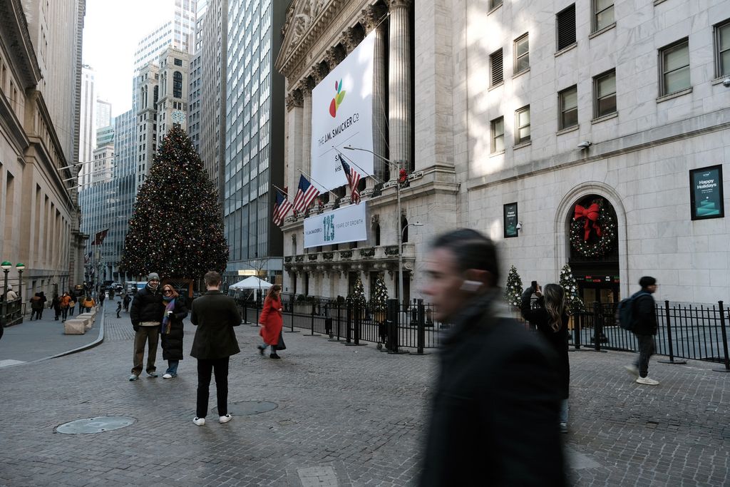Warga berjalan di depan gedung Bursa Efek New York, di New York, Amerika Serikat, 13 November 2022. Pemerintah AS mengumumkan penurunan inflasi pada November 2022 seiring kenaikan suku bunga bank sentral AS (Fed).