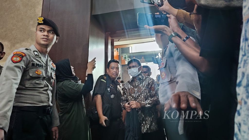 Bekas Menteri Komunikasi dan Informatika Johnny G Plate memasuki ruang sidang di Pengadilan Tindak Pidana Korupsi Jakarta, Selasa (27/6/2023). Johnny menjalani sidang perdana dengan agenda pembacaan dakwaan.