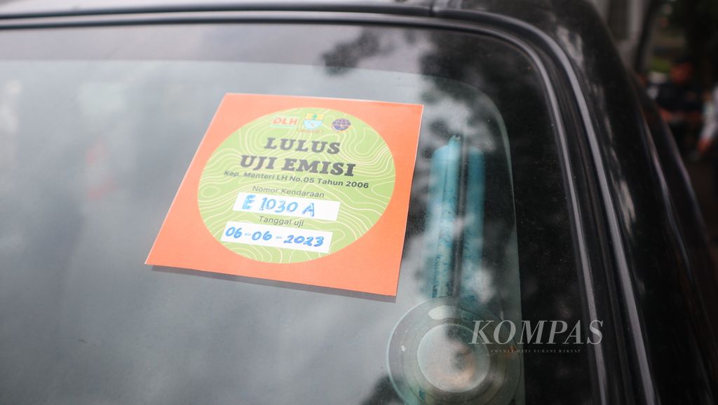 Potret stiker yang menunjukkan kendaraan lolos uji emisi untuk sejumlah kendaraan dinas di lingkungan Pemerintah Kota Cirebon, Selasa (6/6/2023), di Balai Kota Cirebon, Jawa Barat. Dari 31 kendaraan yang menjalani uji emisi, terdapat lima kendaraan yang melebihi ambang batas.