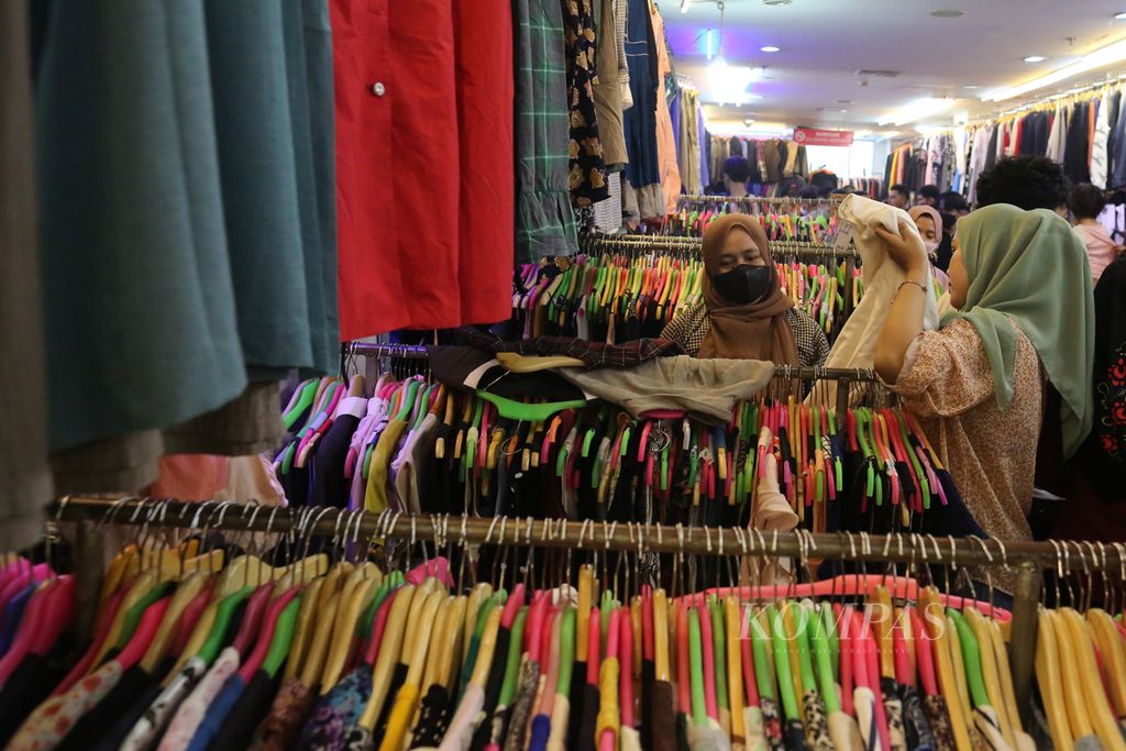 Pengunjung memilih pakaian bekas impor di Pasar Senen Blok 3, Jakarta Pusat, Minggu (29/5/2022). 