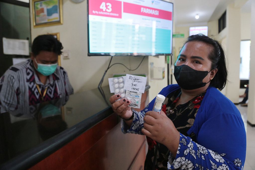 Pasien dengan memanfaatkan Jaminan Kesehatan Nasional menerima obat di Puskesmas Sidotopo Surabaya, Kamis (5/10/2023).