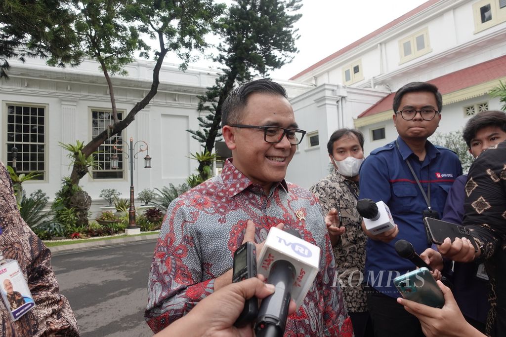 Menteri Pendayagunaan Aparatur Negara dan Reformasi Birokrasi Abdullah Azwar Anas saat menjawab pertanyaan media di Kompleks Istana Kepresidenan Jakarta, Rabu (15/3/2023).
