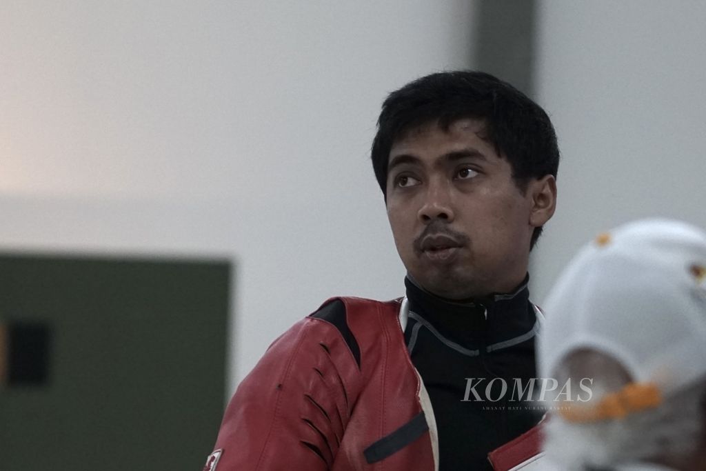 Petembak Jakarta, Muhammad Sejahtera Dwi Putra, menatap plafon arena perlombaan 10 meter <i>running</i> target PON Aceh-Sumut 2024 di Lapangan Tembak Rindam IM Mata Ie, Aceh Besar, Aceh, Rabu (18/9/2024).