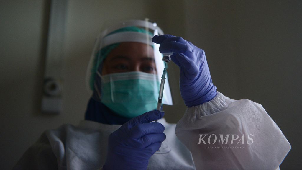 Petugas medis menyiapkan vaksin Covid-19 yang akan disuntikkan kepada guru di RSGM Soelastri, Surakarta, Jawa Tengah, Maret 2021.