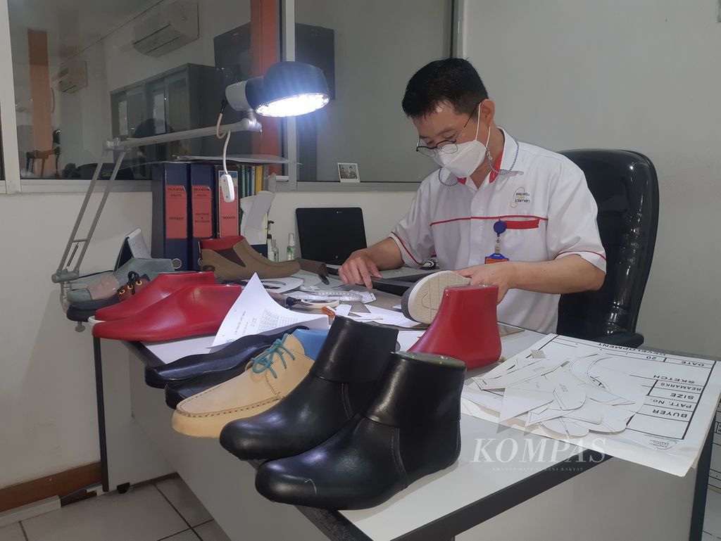Bae Sung Hoon, Pattern Maker Expertise PT Sepatu Mas Idaman, mengamati beberapa sepatu di Bogor, Jawa Barat, Rabu (2/2/2022). 