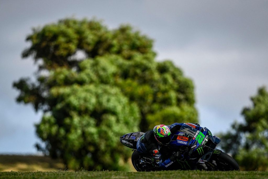 Pebalap tim Yamaha, Franco Morbidelli, memacu motornya saat sesi latihan bebas kedua balapan MotoGP seri Portugal di Sirkuit Algarve, Portimao, 24 Maret 2023. 