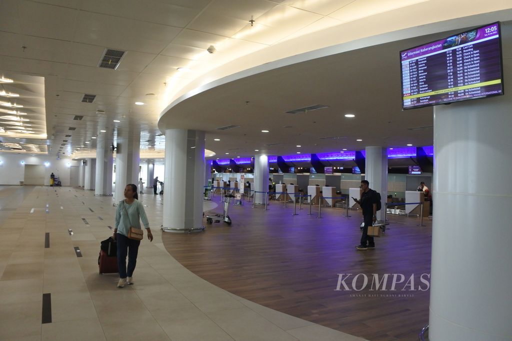 Calon penumpang menggeret koper usai melapor di area pelaporan masuk atau check in baru Bandara Internasional Lombok, Nusa Tenggara Barat, Selasa (16/1/2024). 