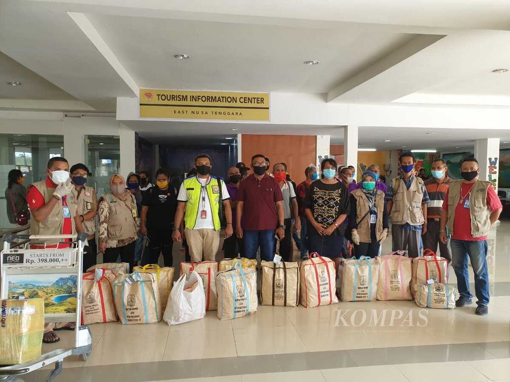Sebanyak 28 TKI ilegal asal Nusa Tenggara Timur yang ditampung di Jawa Timur dipulangkan ke Kupang oleh Dinas Tenaga Kerja dan Transmigrasi Jawa Timur, Sabtu (18/4/2020). 
