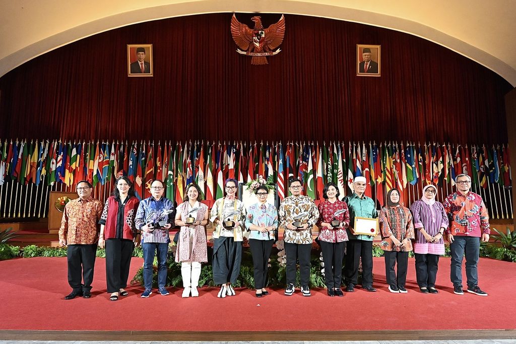 Para penerima Penghargaan Adam Malik, termasuk Pemimpin Redaksi Harian <i>Kompas</i>/Kompas.id Sutta Dharmasaputra (ketiga dari kiri), berfoto bersama Menteri Luar Negeri Retno Marsudi (keenam dari kiri), di Museum Konferensi Asia Afrika, Bandung, Jawa Barat, Senin (8/1/2024).  