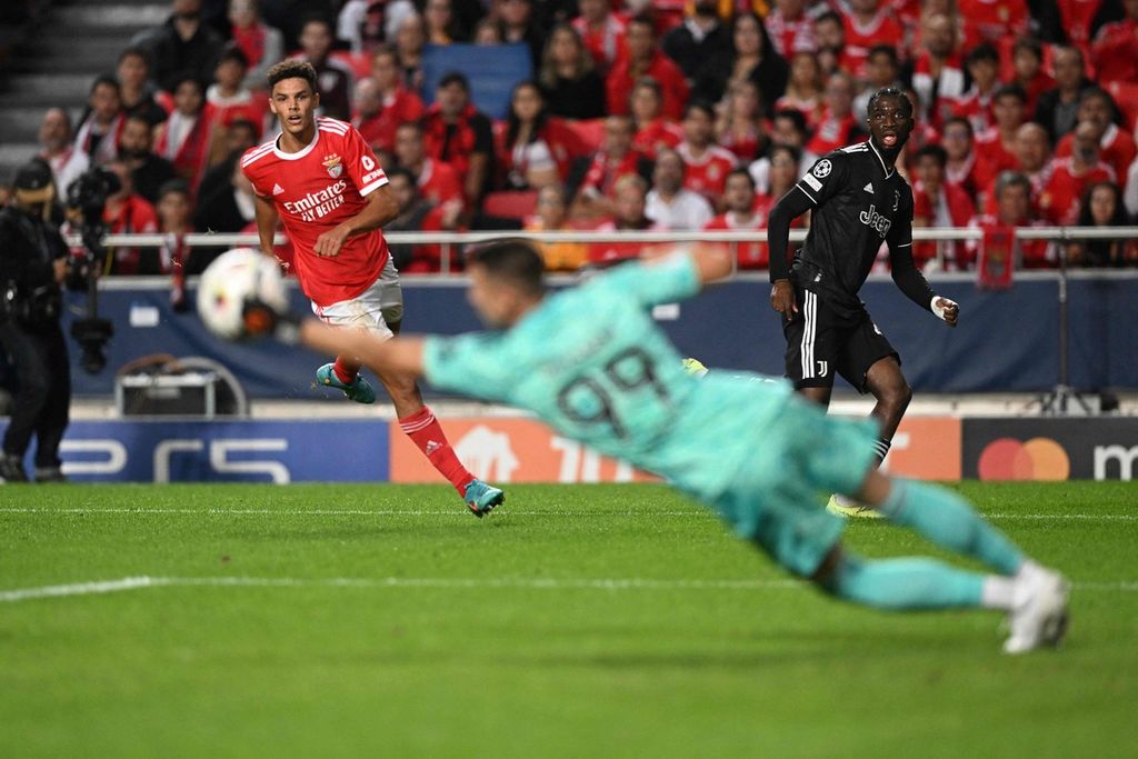 Penjaga gawang Benfica Odysseas Vlachodimos mengentikan bola yang meluncur ke gawangnya dalam pertandingan Grup H Liga Champions antara Benfica dan Juventus di Stadion Da Luz, Lisabon, Rabu (26/10/2022) dini hari WIB. Benfica mengalahkan Juventus, 4-3. 