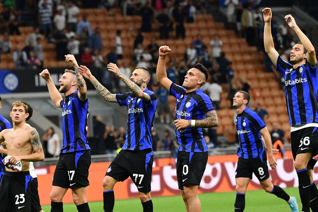 Para pemain Inter Milan merayakan kemenangan, 1-0, atas Torino pada laga Liga Italia di Stadion Giuseppe Meazza, Milan, Minggu (11/9/2022) dini hari WIB.