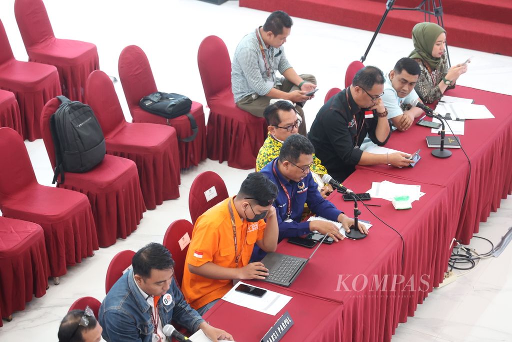 Para saksi partai politik mengikuti rapat pleno terbuka rekapitulasi hasil penghitungan perolehan suara tingkat nasional serta penetapan hasil pemilu provinsi Sulawesi Tenggara di Kantor KPU, Jakarta, Rabu (13/3/2024). 