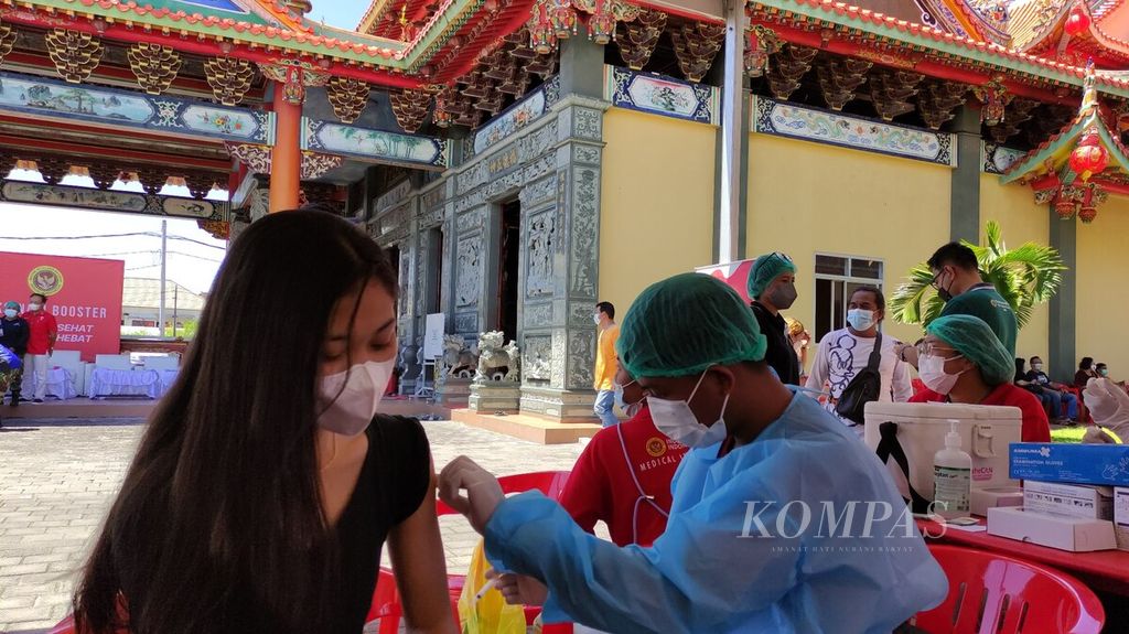 Pelayanan vaksinasi Covid-19 dosis ketiga atau vaksinasi penguat digelar BIN Daerah Bali bersama Inti Bali dan berbagai komunitas di area Vihara Satya Dharma Benoa, Kota Denpasar, Minggu (23/1/2022). Program vaksinasi Covid-19 dosis ketiga di Bali terus digulirkan untuk menumbuhkan kekebalan komunitas di Bali.
