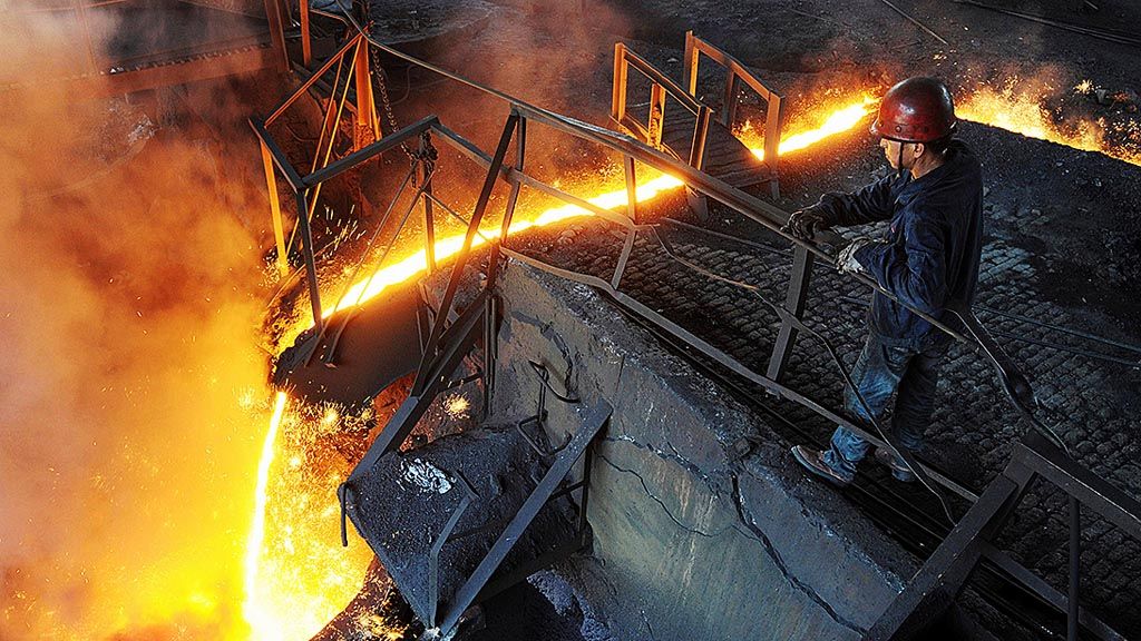 Seorang  pekerja  memantau besi cair yang dituangkan ke tungku pembakaran di sebuah pabrik pembuat baja di Hefei, Provinsi Anhui, China bagian timur, 15 Agustus 2012.