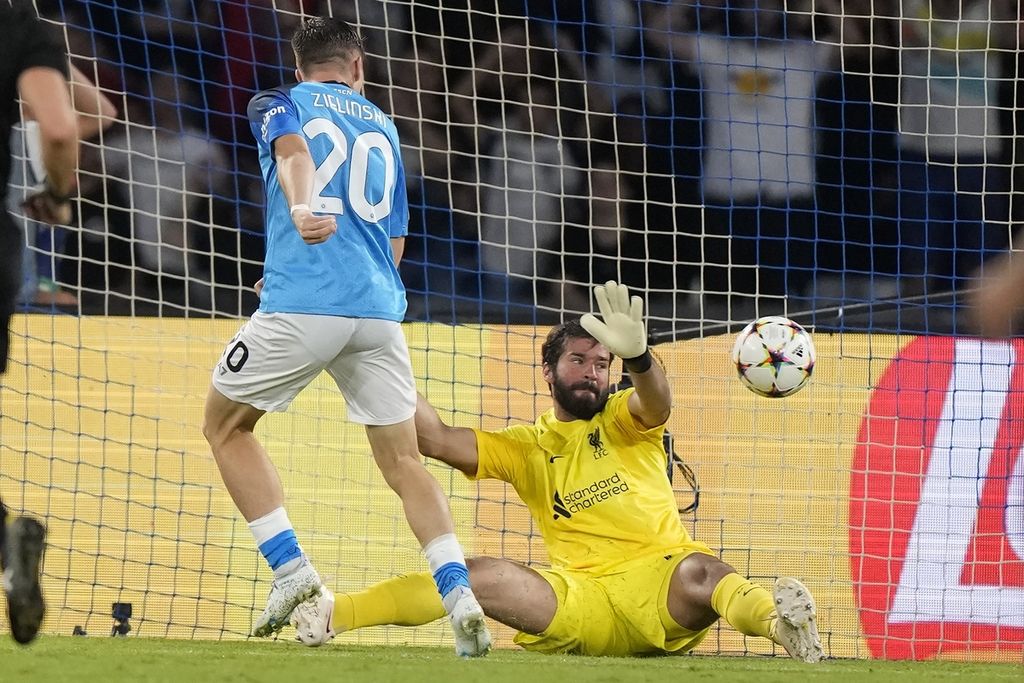 Pemain Napoli's Piotr Zielinski (kiri) mencetak gol keempat bagi timnya ke gawang Liverpool pada laga penyisihan grup A Liga Champions di Stadion Diego Armando Maradona, Rabu (7/9/2022). Napoli memenangi laga itu dengan skor 4-1. 