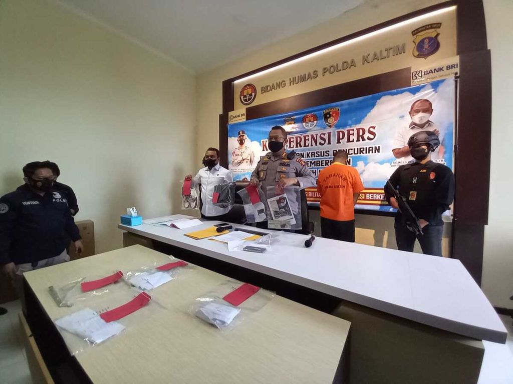 Kepala Bidang Hubungan Masyarakat Polda Kaltim Komisaris Besar Yusuf Sutejo memberi keterangan pers mengenai kejahatan pembobolan mesin ATM di Markas Polda Kaltim di Balikpapan, Kamis (17/2/2022).