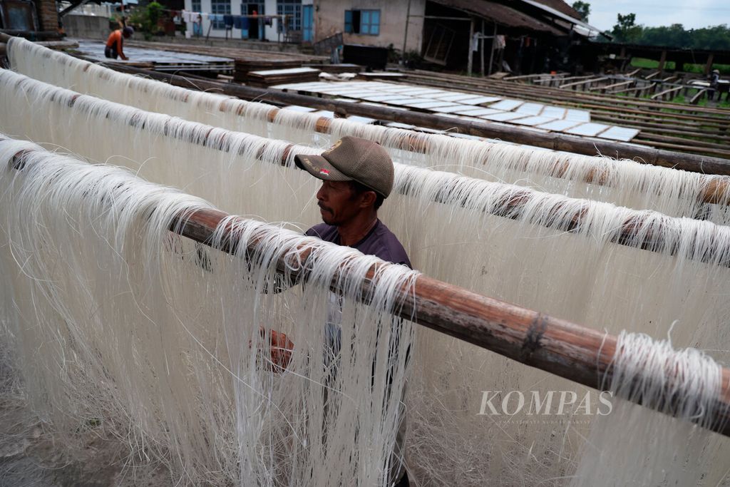 Residents dry noodles from processed sago starch in Manjung Village, Ngawen sub-district, Klaten Regency, Central Java, Wednesday (7/6/2023).