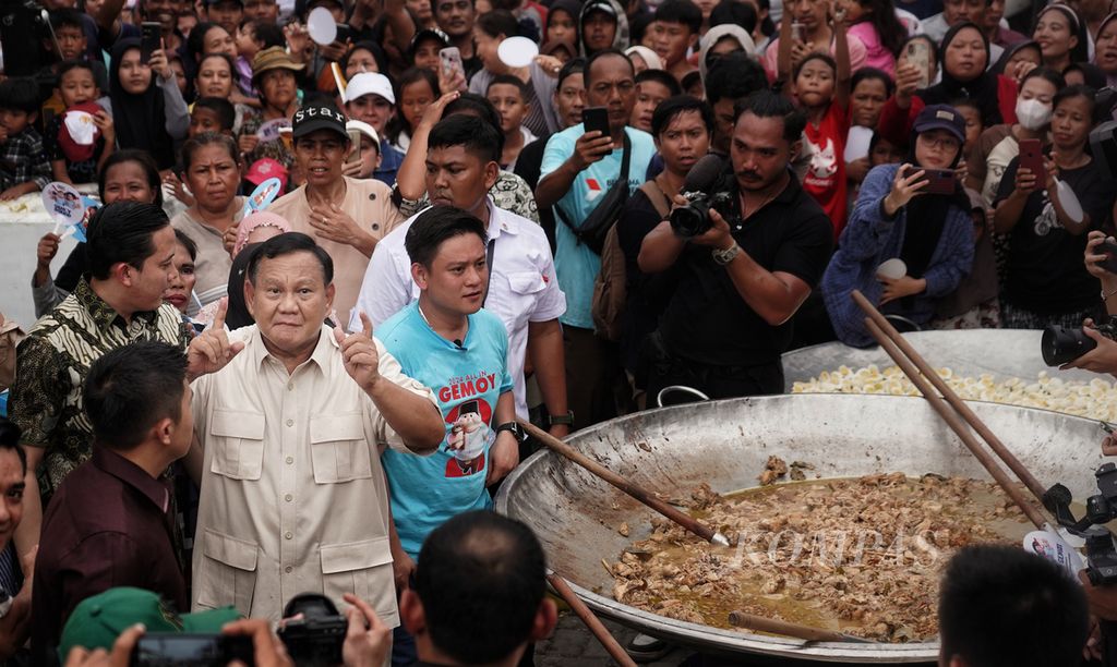 Ekspresi calon presiden Prabowo Subianto setelah menambahkan potongan daging pada masakan yang hendak dibagikan kepada warga saat berkampanye di Saung Kita, Cilincing, Jakarta Utara, Jumat (8/12/2023). 