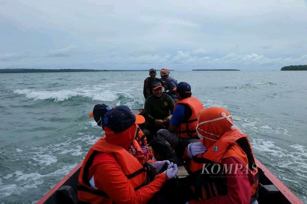 Tim peneliti mikrobiologi menyusuri laut dengan perahu di sekitar pesisir Taman Buru Gunung Nanua, Pulau Enggano, Bengkulu, Jumat (24/4/2015). Mereka merupakan bagian dari tim Eksplorasi Bioresources Indonesia 2015 Lembaga Ilmu Pengetahuan Indonesia.