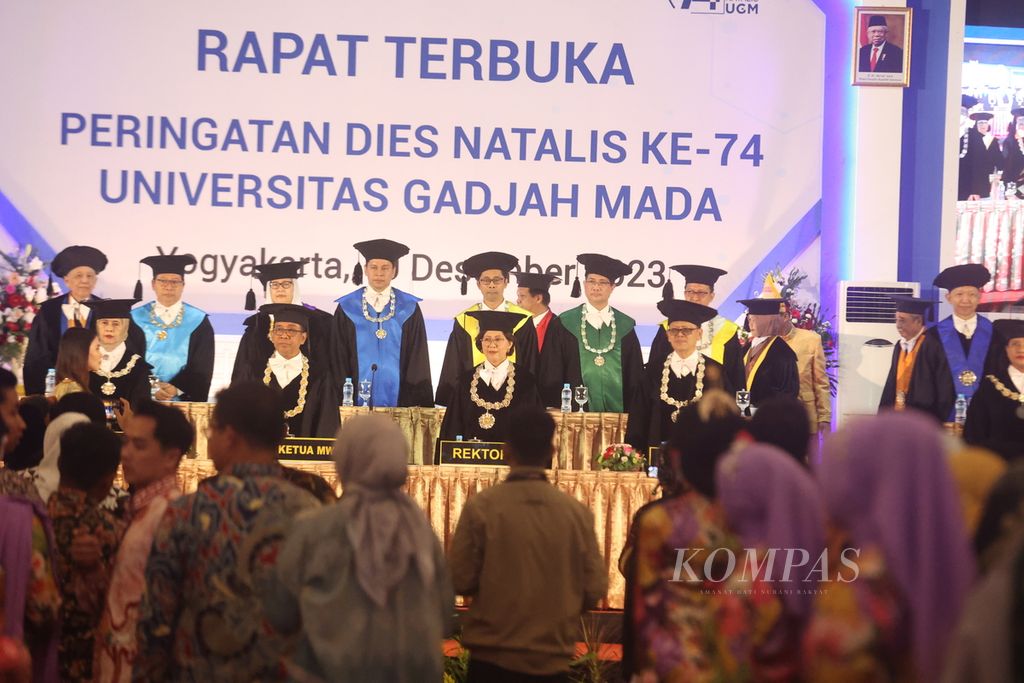Suasana puncak peringatan dies natalis ke-74 Universitas Gadjah Mada di Gedung Grha Sabha Pramana, Kampus UGM, Kabupaten Sleman, DI Yogyakarta, Selasa (19/12/2023).