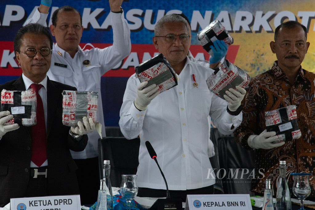 Kepala Badan Narkotika Nasional RI Komisaris Jenderal Marthinus Hukom (tengah) menghadiri konferensi pers terkait pengungkapan kasus peredaran sabu seberat 60 kilogram di Kepulauan Riau, Sabtu (23/12/2023).