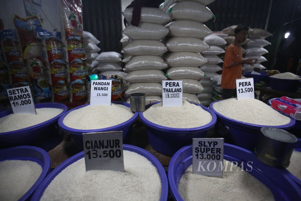 Beras berbagai kualitas dijual pedagang di Pasar Jombang, Ciputat, Tangerang Selatan, Banten, Jumat (1/3/2024). Harga beras yang melambung tinggi selama Februari 2024 menjadi pemicu inflasi. 