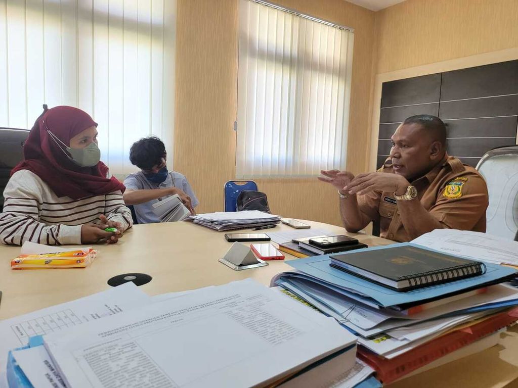 Kepala Badan Pengembangan Sumber Daya Manusia (BPSDM) Provinsi Papua Aryoko Rumaropen ketika diwawancarai wartawan pada pertengahan  April tahun 2022.