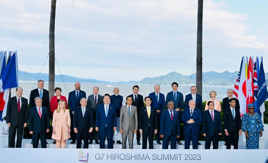 Para pemimpin negara G7 dan negara mitra berfoto bersama sebelum menghadiri rangkaian pertemuan di Hiroshima, Jepang, Sabtu (20/5/2023).