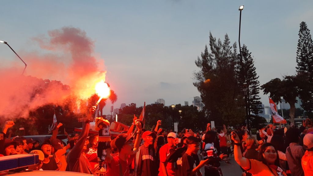 Jakmania, pendukung Persija Jakarta, memasuki area Stadion Utama Gelora Bung Karno, setelah pertandingan Persija melawan Mitra Kukar, Minggu (9/12/2018). Persija menang 2-1 atas Mitra Kukar.
