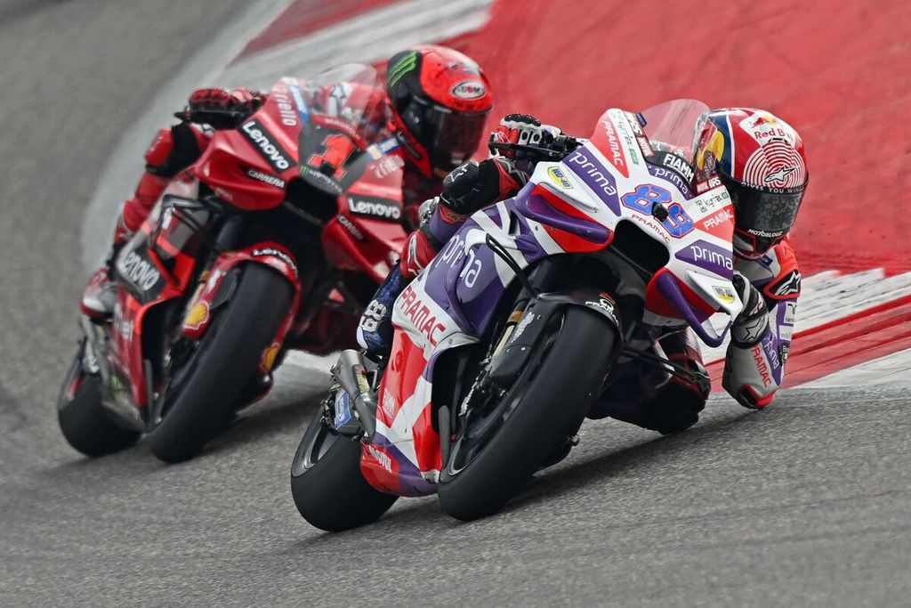 Ducati rider Francesco Bagnaia (left) tries to catch Jorgen Martin (Prima Pramac Team) in the Indian MotoGP series at the Buddh Circuit, Greater Noida, India, Sunday (24/9/2023).