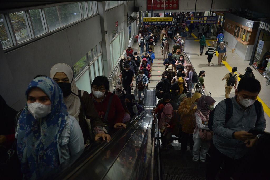 Passengers queue to the train stop at Tanah Abang Station, Central Jakarta, Friday (16/12/2022). The government is gearing up to bring an end to the public activity restrictions (PPKM) at the end of this year.
