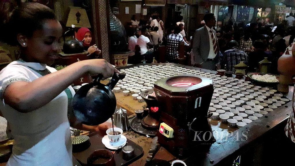 Upacara minum kopi sebagai bagian dari tradisi dan budaya masyarakat Etiopia, di salah satu restoran di Addis Ababa, pertengahan April 2019.