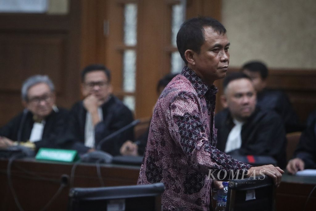 Terdakwa Galumbang Menak Simanjuntak menjalani sidang putusan sela kasus korupsi pembangunan menara BTS 4G di Pengadilan Tindak Pidana Korupsi, Jakarta, Kamis (27/7/2023). 