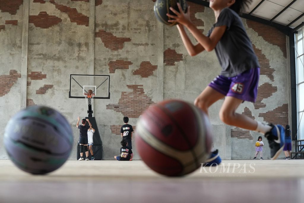 Pelajar yang menjalani metode belajar mandiri di rumah (<i>homeschooling</i>) bermain basket di Brickhouse 2.0 Bintaro, Tangerang Selatan, Banten, Rabu (24/7/2024). 