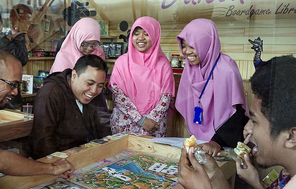 Penggemar board game mencoba Celebes dan Candrageni di Dakon Board Game Library, Yogyakarta, Sabtu (8/7).
