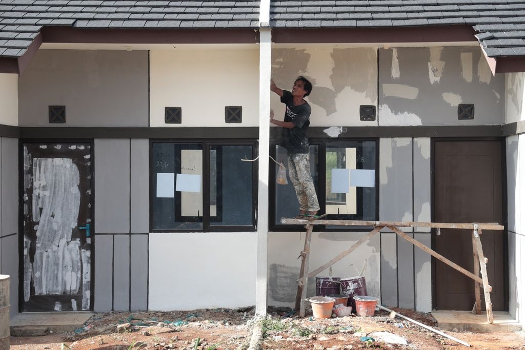 Pekerja merampungkan pembuatan rumah bersubsidi di kawasan Rabak, Bogor, Jawa Barat, Minggu (22/1/2023). 