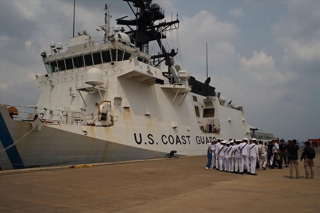Kapal Penjaga Laut dan Pantai Amerika Serikat,  Cutter Stratton,  berlabuh di Batam, Kepulauan Riau pada Agustus 2019. Pada Agustus 2023, kapal sejenis akan mulai patroli di perairan Papua Niugini 