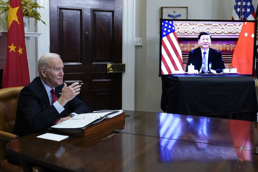 Presiden AS Joe Biden bertemu secara virtual dengan Presiden China Xi Jinping dari Ruang Roosevelt di Gedung Putih, Washington DC, 15 November 2021. 