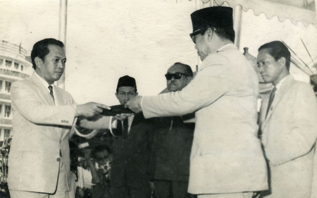 Ketua MPRS Chaerul Saleh menyerahkan kepada Presiden naskah pengangkatan menjadi Presiden seumur Hidup oleh MPRS pada tahun 1963.