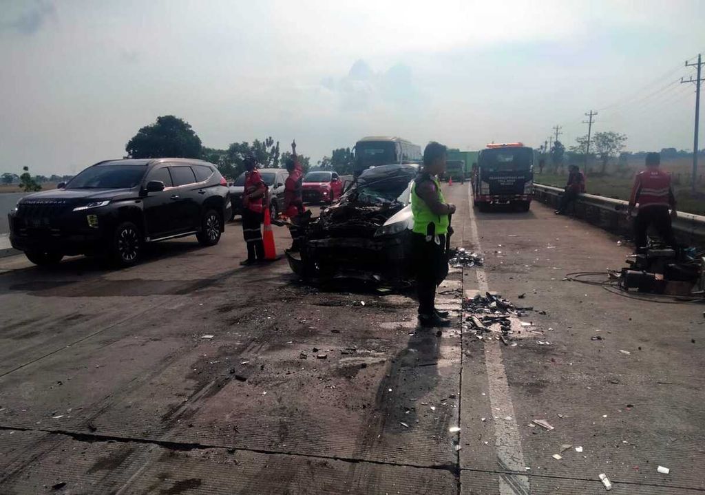Petugas mengevakuasi korban dan kendaraan yang terlibat kecelakaan di jalan tol ruas Pejagan-Pemalang Kilometer 253, Kabupaten Brebes, Jawa Tengah Minggu (18/9/2022). 