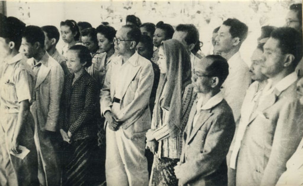 Hadir pada upacara proklamasi kemerdekaan RI, 17 Agustus 1945. Tampak antara lain di barisan depan: Latuharhary S.H. , Suwirjo, Ibu Fatmawati Sukarno, Dr. Samsi, dan Ny.S.K. Trimurti. Di barisan belakang antara lain tampak A.G pringgodigdo S.H dan Sudjono S.H.