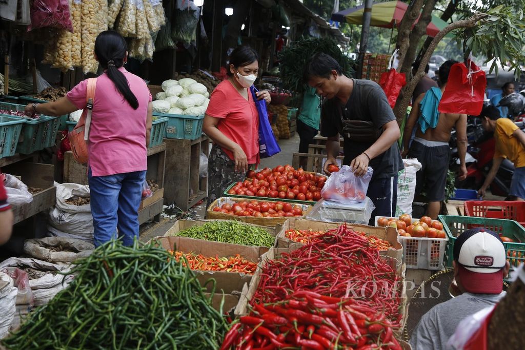 Pedagang bahan pangan melayani pembeli di Pasar Senen, Jakarta, Kamis (29/6/2023). 