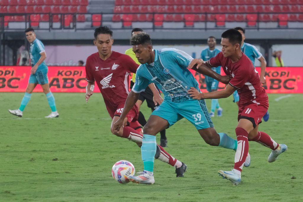 Pemain PSBS Biak, Kelly Sroyer (tengah), berusaha melewati pemain PSM Makassar, Dzaky Asraf (kanan) dan Akbar Tanjung, pada pertandingan BRI Liga 1 di Stadion Kapten I Wayan Dipta, Gianyar, Bali, Jumat (16/8/2024).