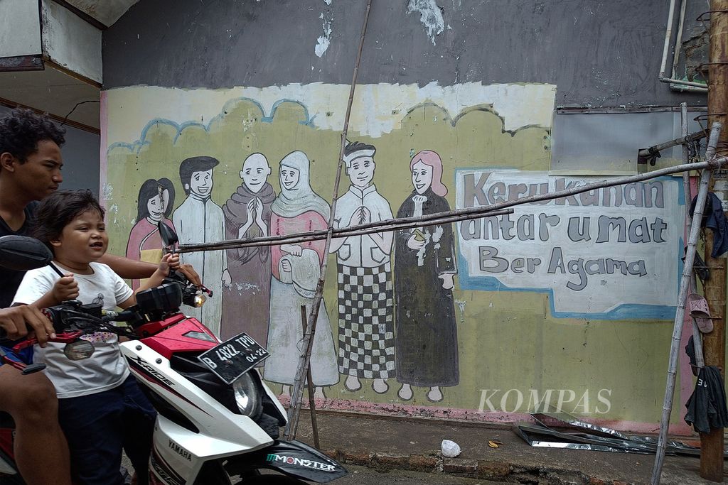 Mural tentang kerukunan umat beragama menghiasi tembok rumah di Pondok Karya, Kecamatan Pondok Aren, Tangerang Selatan, Minggu (6/3/2022). Kerukunan antarumat beragama merupakan salah satu modal utama dalam menciptakan kerukunan nasional. 