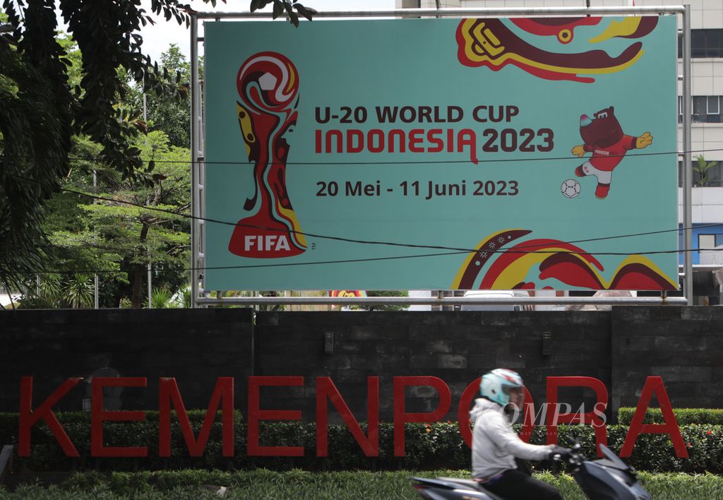 Baliho sosialiasi pelaksanaan Piala Dunia U-20 terpasanga di Kompleks Kantor Kemenpora di Jakarta, Rabu (29/3/2023). Status Indonesia sebagai tuan rumah Piala Dunia U-20 masih belum jelas menyusul polemik keikutsertaan Tim Israel pada gelaran tersebut. 