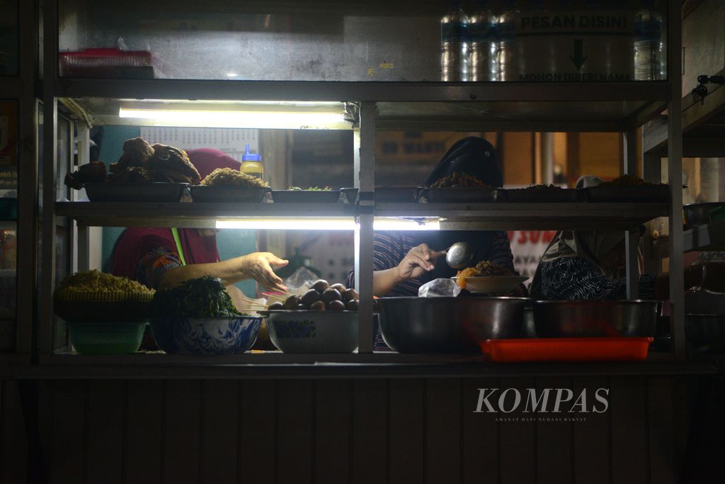 Suasana sebuah warung makan di Pasar Beringharjo, Yogyakarta, Kamis (1/2/2024).