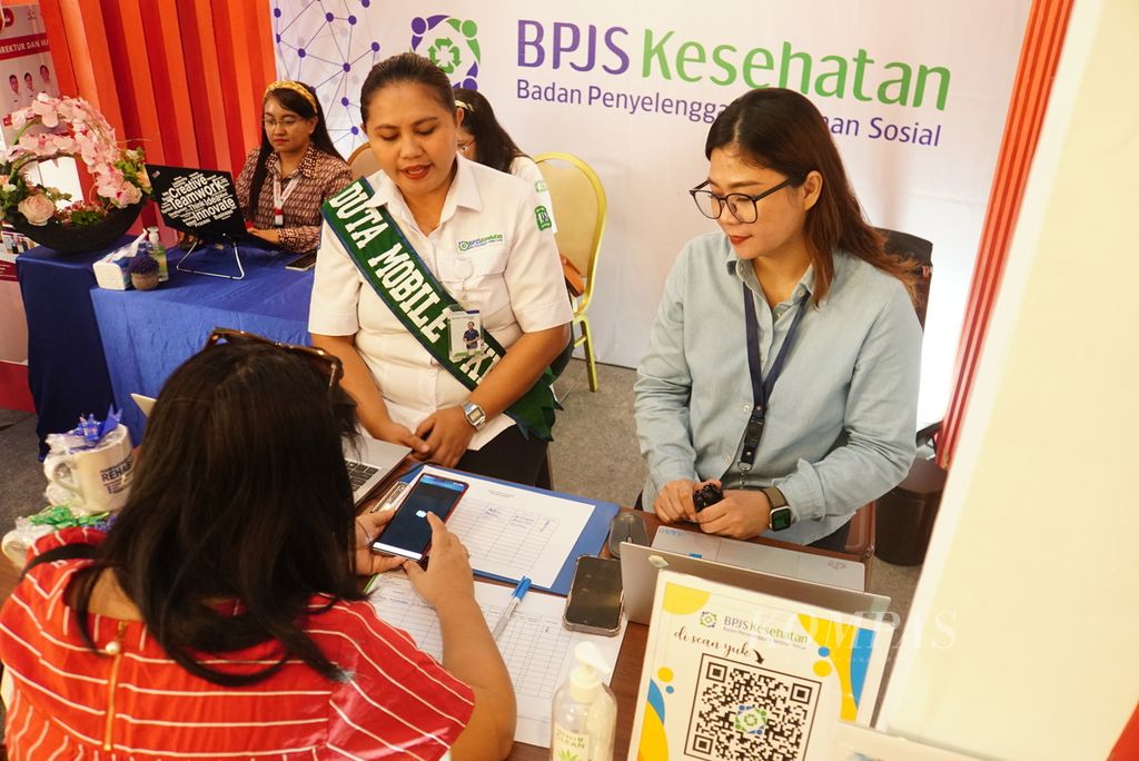 Petugas BPJS Kesehatan membantu proses pendaftaran seorang warga dalam acara Pameran Medis dan Pariwisata Kesehatan Indonesia 2023, Jumat (4/8/2023), di Manado, Sulawesi Utara.