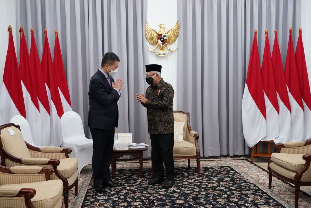 Wakil Presiden (Wapres) KH Ma’ruf Amin ketika menerima Duta Besar China untuk Indonesia Lu Kang di Kediaman Resmi Wapres, Jakarta Pusat, Rabu (18/5/2022).
