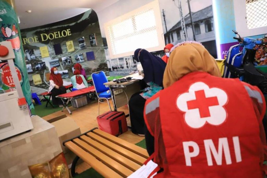 Kegiatan donor darah oleh Palang Merah Indonesia Kota Tangerang di Banten menyambut HUT Ke-76 Republik Indonesia.