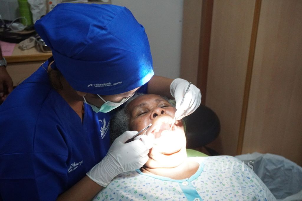 Seorang dokter sedang memeriksa kesehatan gigi pasien yang datang ke Rumah Sakit Apung Nusa Waluya 2 di dermaga di Distrik Seget, Sorong, Papua Barat Daya, Kamis (7/12/2023).
